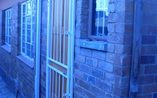 Bachelor apartment in Orange Grove