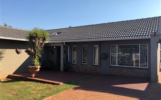 3 Bedroom House in Dan Pienaarville