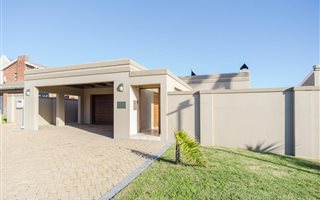 4 Bedroom House in Melkbosstrand