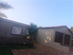 3 Bed Simplex in Honeydew Manor