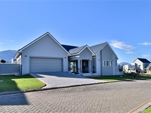 3 Bed House in Kingswood Golf Estate