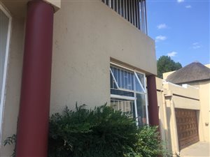 3 Bed Townhouse in Vanderbijlpark SE4