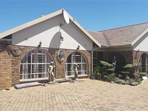 4 Bed House in Helikon Park
