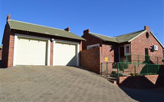 3 Bedroom Townhouse in Kiepersol