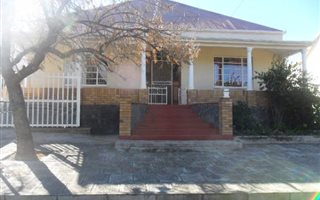 4 Bedroom House in Graaff Reinet