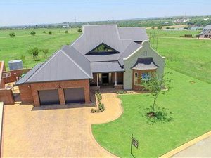 4 Bed House in Boschkop