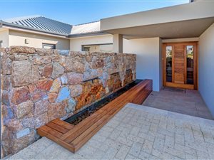 5 Bed House in Somerset West Central