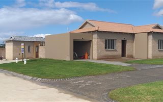 2 Bedroom Townhouse in Hansmoeskraal