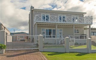 6 Bedroom House in Sandbaai