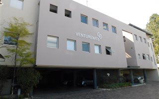 895 m² Office Space in Bryanston