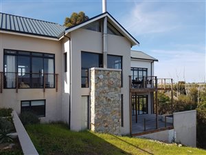 6 Bed House in Onrus