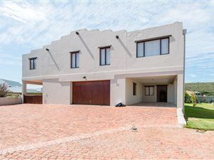 4 Bed House in Stilbaai