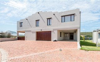 4 Bedroom House in Stilbaai