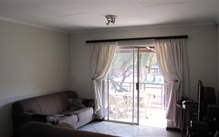 2 Bedroom Apartment in Die Hoewes