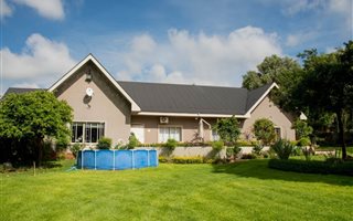 6 Bedroom House in Hartbeesfontein