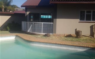 4 Bedroom House in Geelhoutpark
