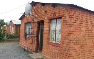 2 Bedroom House in Blomanda