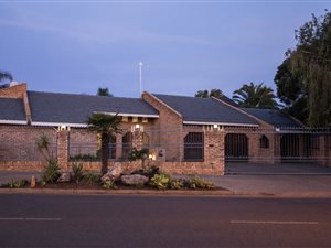 5 Bed House in Royldene