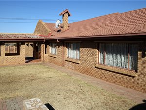 3 Bedroom House in Azaadville
