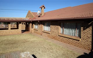 3 Bedroom House in Azaadville