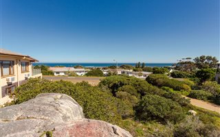496 m² Land available in Kommetjie