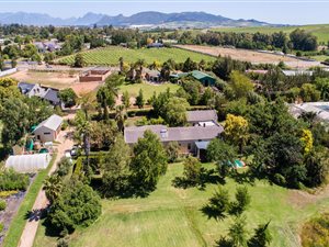 8.9 ha Smallholding in Wellington Central