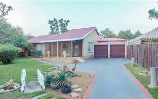 4 Bedroom House in Protea Park