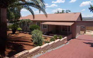 4 Bedroom House in Kwaggasrand