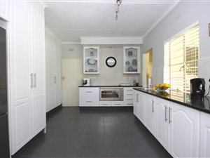 5 Bed House in Beverley Gardens