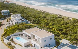 4 Bedroom House in Keurboomstrand
