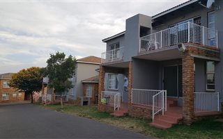 2 Bedroom Townhouse in Roodepoort Central