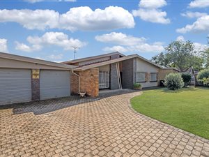 4 Bed House in Rowhill