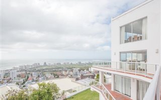 7 Bedroom House in Green Point