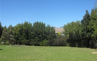 930 m² Land available in Golden Hill