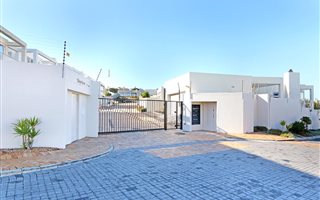 3 Bedroom House in Bloubergstrand