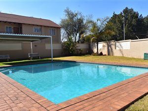 2 Bed Apartment in Die Hoewes