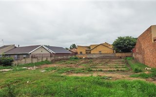 600 m² Land available in Bakerton