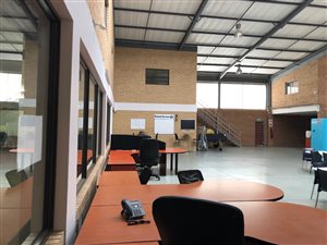 993 m² Industrial space in Laser Park