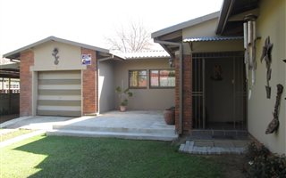 3 Bedroom House in Barry Hertzog Park