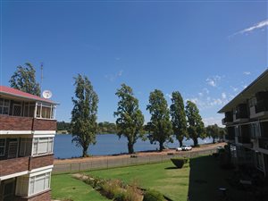 2 Bed Flat in Florida Lake