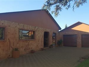 4.2 ha Farm in Kameeldrift West