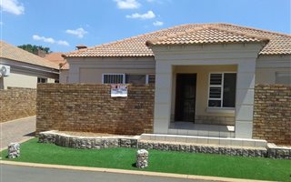 3 Bedroom House in Magalieskruin