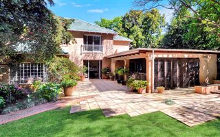 3 Bedroom House in Melrose