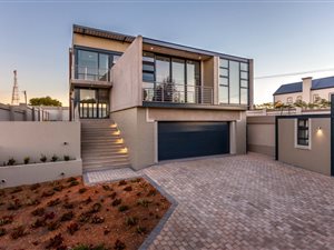 4 Bedroom House in Waterkloof Heights