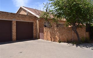 4 Bedroom Townhouse in Wilgeheuwel
