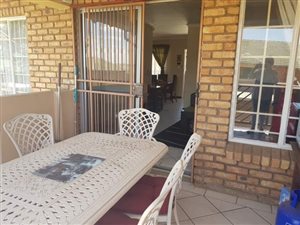 2 Bed Apartment in Rooihuiskraal North