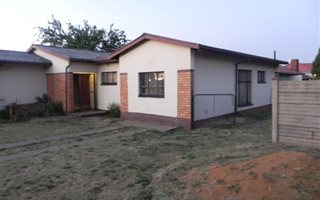 4 Bedroom House in Vanderbijlpark CE4