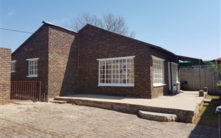 2 Bedroom House in Krugersdorp Central