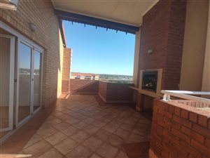 3 Bed Apartment in Die Hoewes
