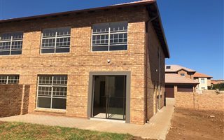 4 Bedroom Duplex in Hazeldean (Silverlakes Surroundings)